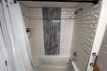 Cozy Private Apt Near Downtown バーリントン エクステリア 写真