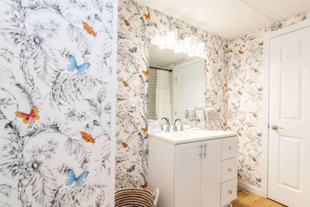 Cozy Private Apt Near Downtown バーリントン エクステリア 写真