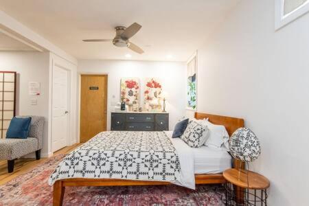 Cozy Private Apt Near Downtown バーリントン エクステリア 写真