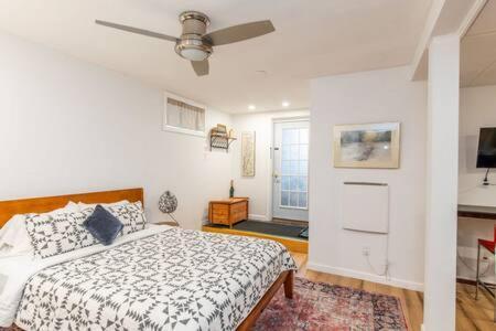 Cozy Private Apt Near Downtown バーリントン エクステリア 写真